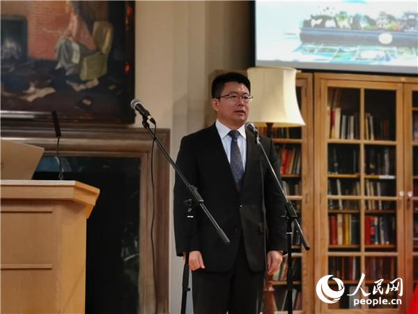 中国驻英使馆教育参赞夏建辉讲话（白天行摄）