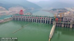 广西贵港：大藤峡水利枢纽工程首台水轮发电机组转轮成功吊装